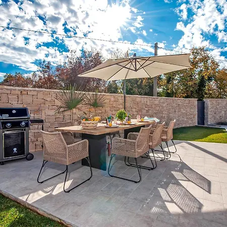 3 Bedroom Amazing In Matuhanci *